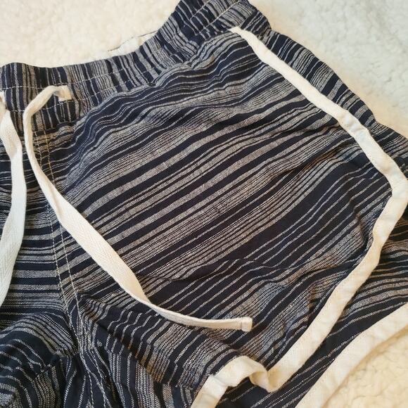 Athleta Jacquard Sandbar Shortie 100% Linen Striped Shorts Women's Size 4 Navy - Picture 4 of 16